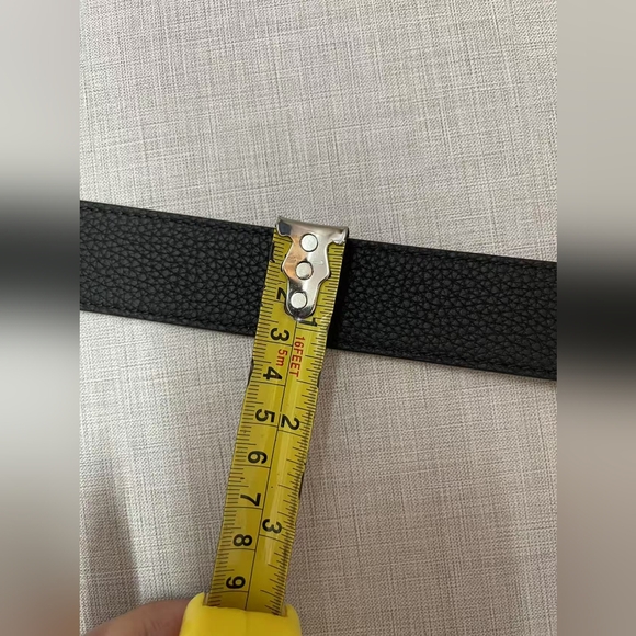 LV Initiales 30mm Reversible Belt - Picture 14 of 15